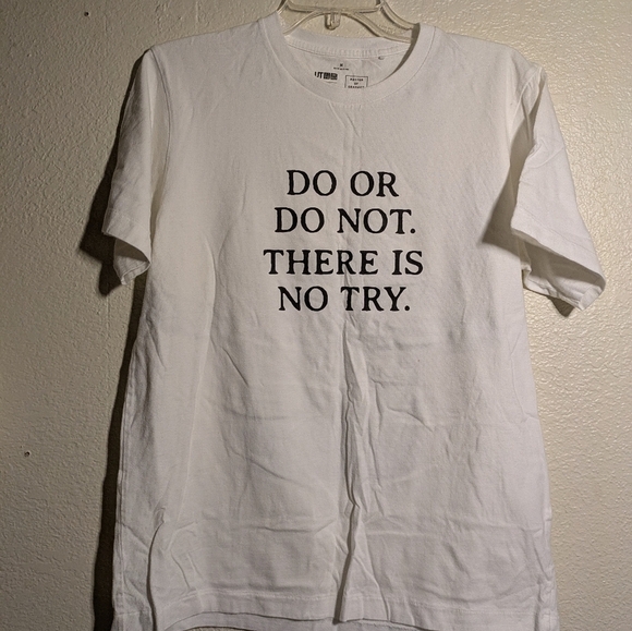 UT Atar Wars White T-Shirt with Baby Yoda Graphic Pre-owned Size Medium - Picture 4 of 6